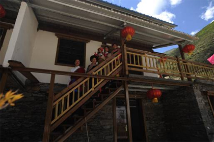 羌族村民入住新居